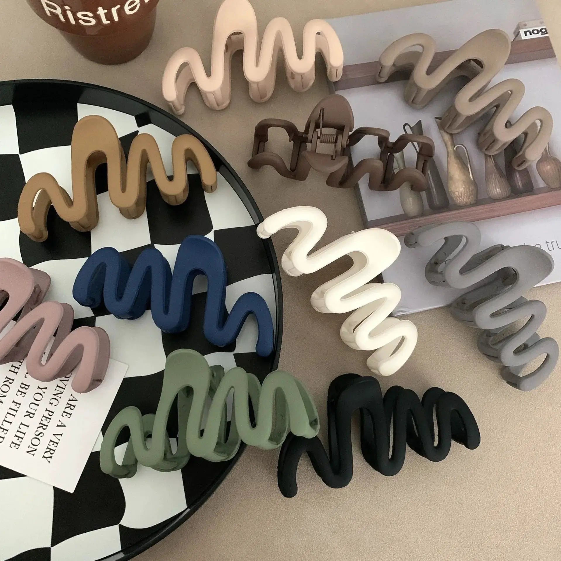 Trendy Matte Curve Hair Claw Clip Large Shark Crab Clip For Women With Secure Hold For Back Of Head Styles