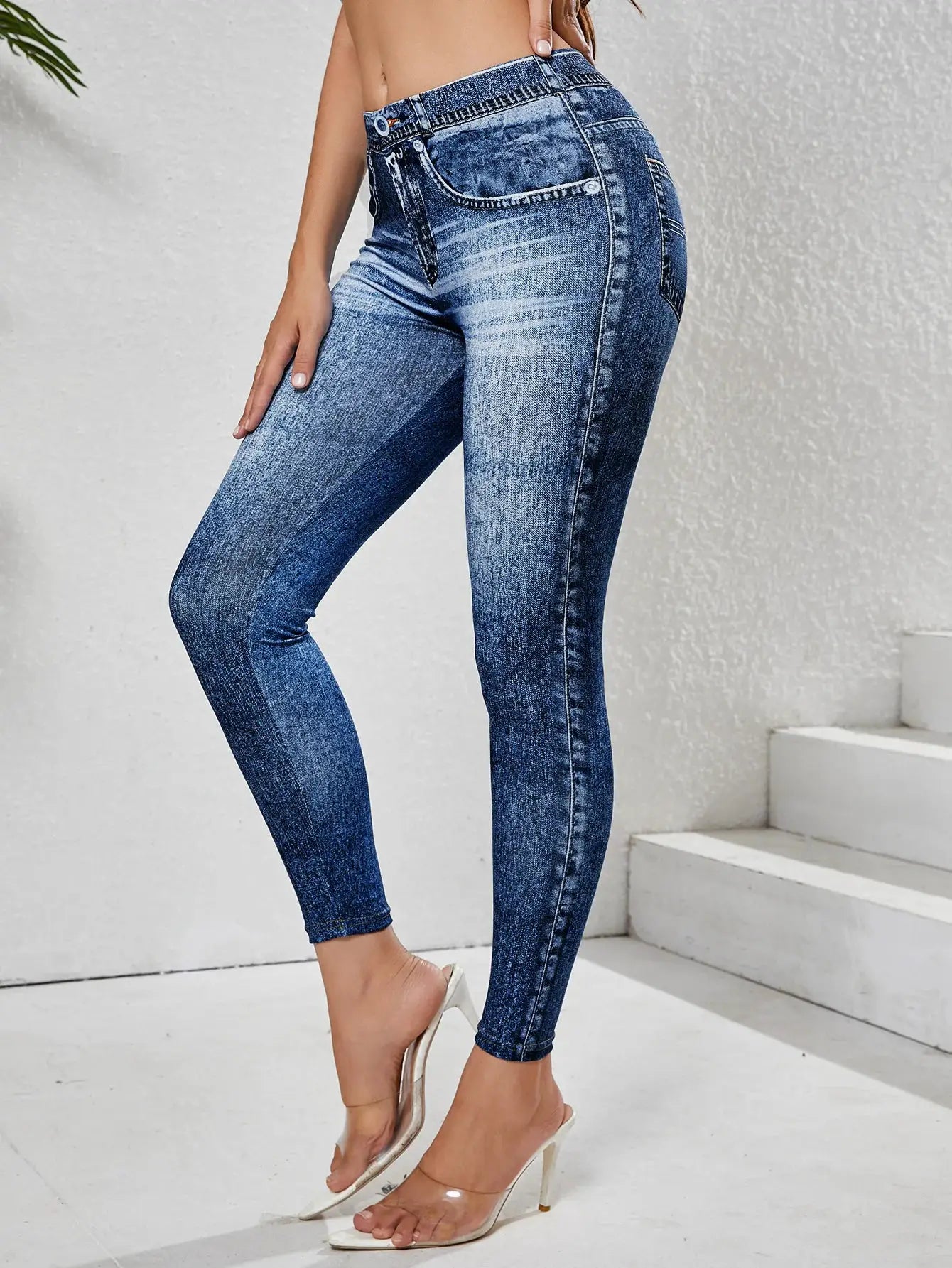 Women's imitation denim leggings with pockets by Simples Market, high-stretch tummy control in blue wash.
