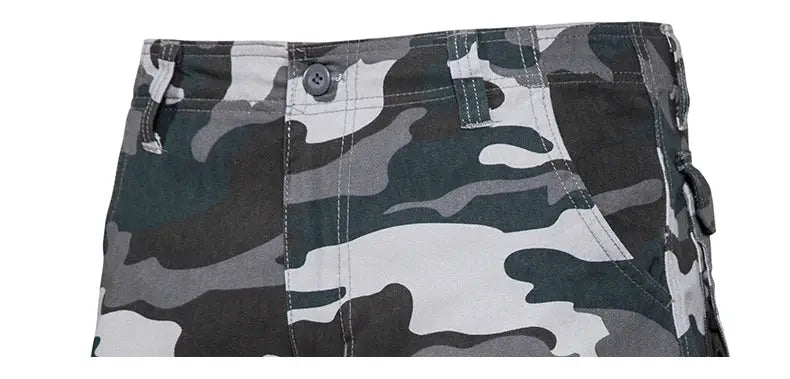 Men's camouflage cotton shorts with side pocket, loose casual fit.