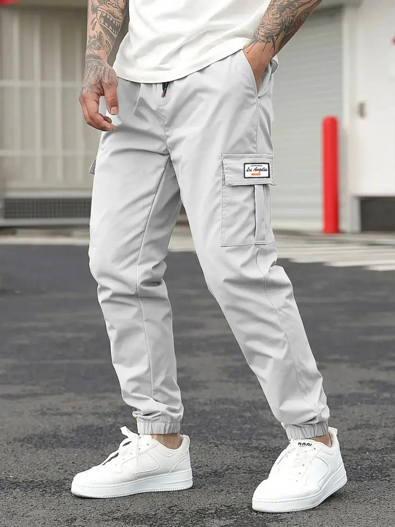 Simples Market Spring men's cargo pants, light gray with elastic cuffs and cargo pocket.