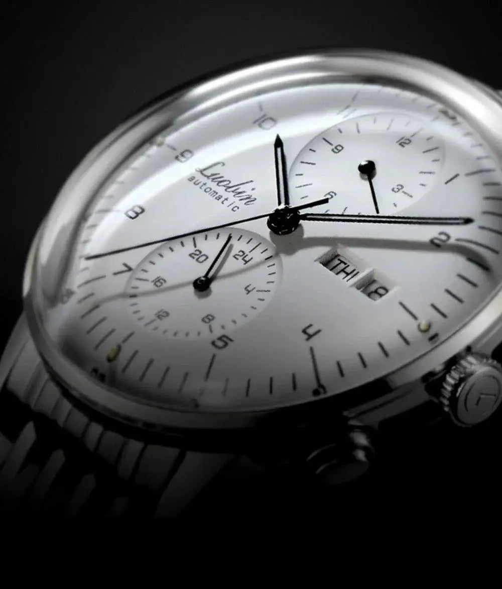 Mens automatic wristwatch by Simples Market with stainless steel case and bracelet, white dial, luminous hands.