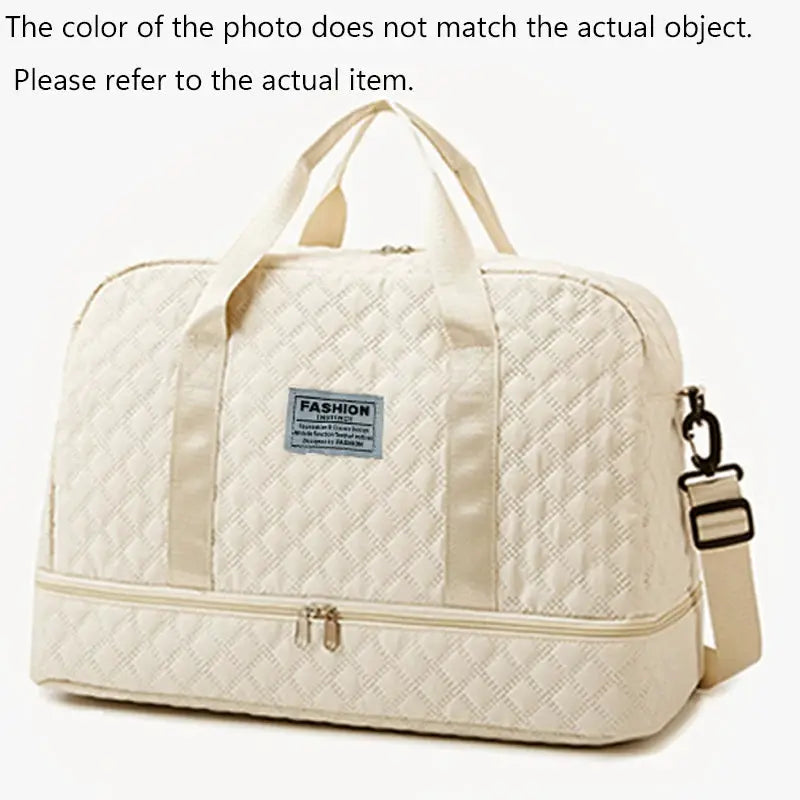 Duffle bag with quilted cream fabric, front zipper pocket and fashion emblem