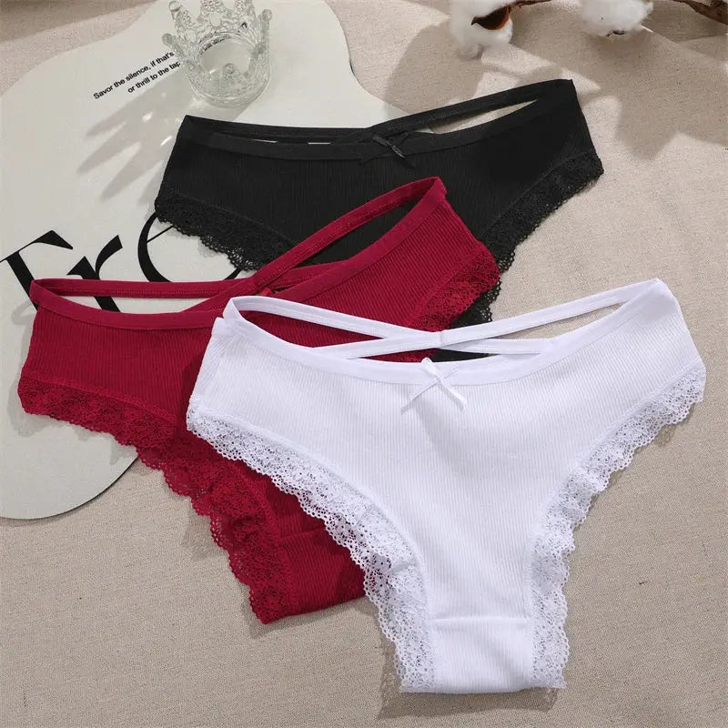 Simples Market 3-pack cotton lace-trim low-waist briefs for women in black, red, and white.