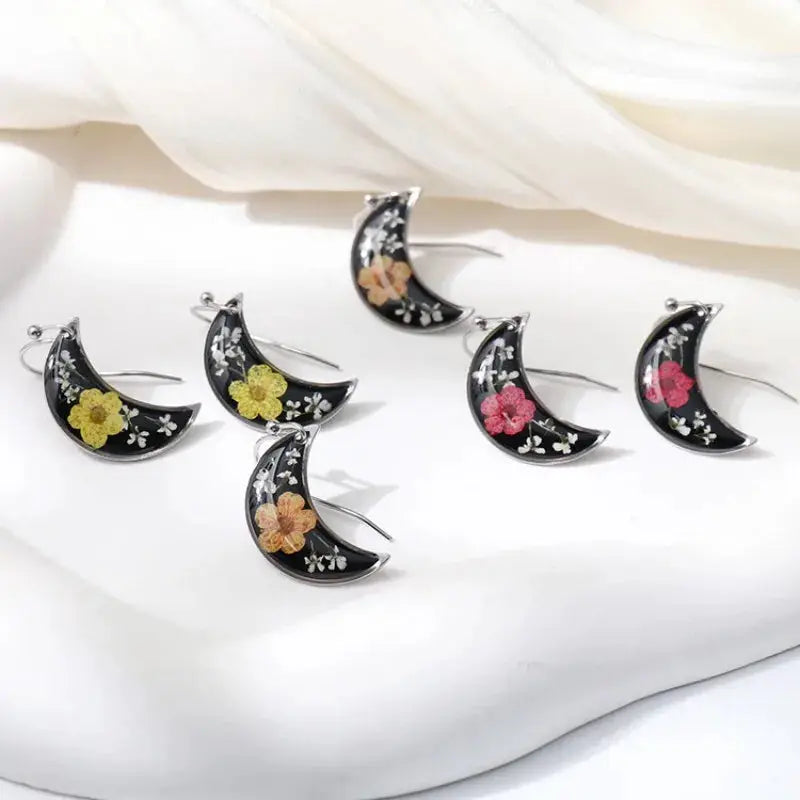 Simples Market crescent moon earrings with pressed flowers in black epoxy resin, set of 6