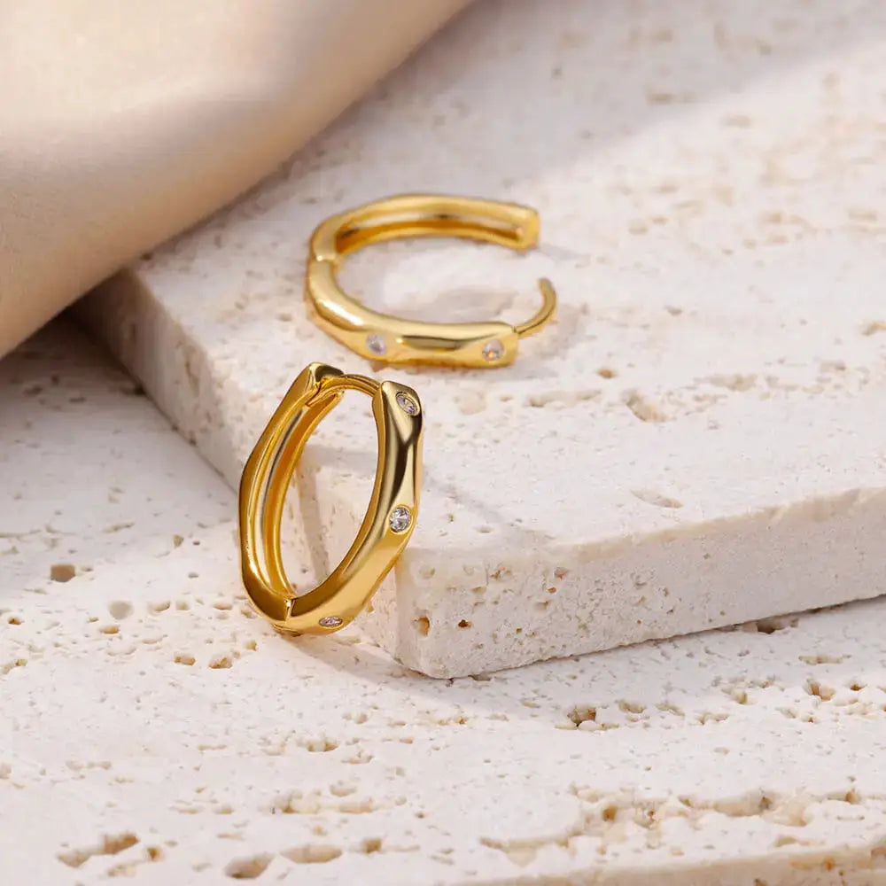 Round hoop earrings in gold-tone stainless steel with crystal stones, Simples Market pair.