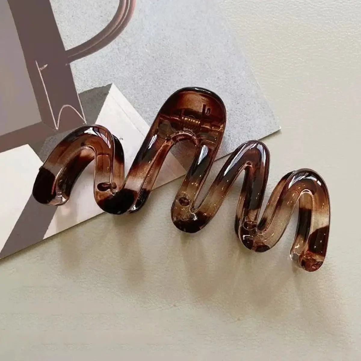 Luxora Hair Co Y2K Wavy Amber Brown Hair Clip 11cm Lightweight High Gloss Finish For Elegant Minimalist Style