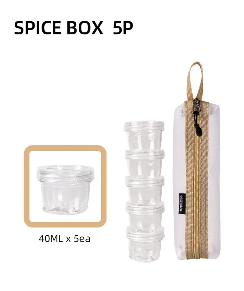 Simples Market 5P portable camping spice kit with five clear 40ml containers and a beige zipper bag