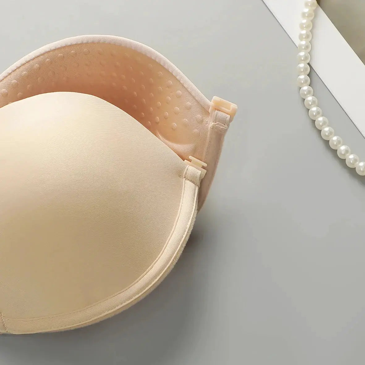 Backless front-closure push-up bra in nude, Simples Market, with multiway transparent straps.