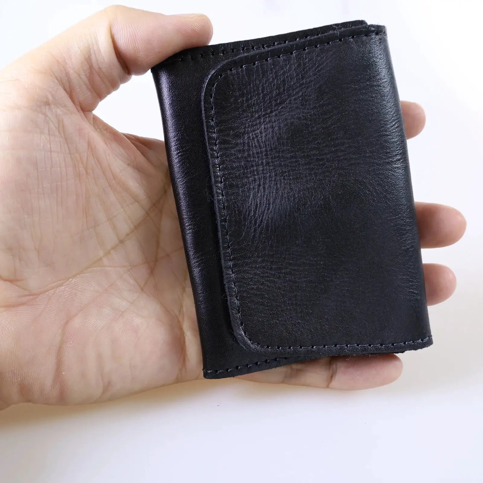 Genuine cowhide leather wallet by Simples Market; vintage handmade, compact card holder in black