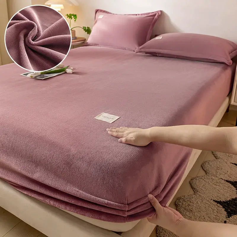 Velvet thermal mattress cover by Simples Market in dusty pink plush fabric on a king-size bed 120x200