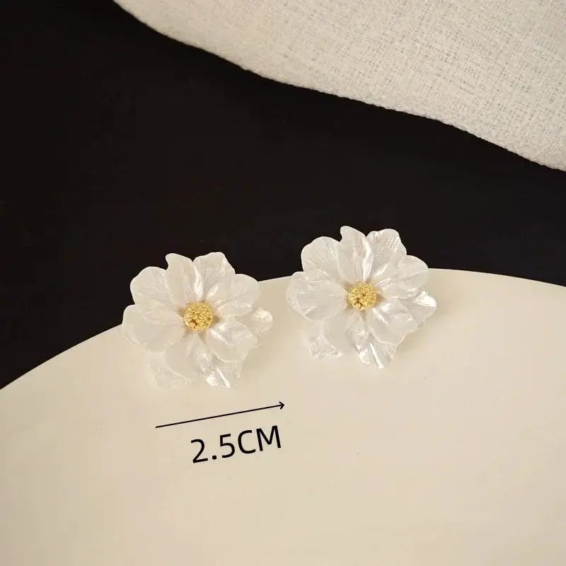 White enamel flower earrings with gold centers, 2.5 cm diameter