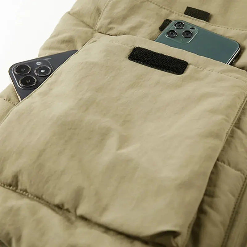 Men's beige fleece vest with multiple pockets, Simples Market; sleeveless warm waistcoat with two smartphones in chest pockets.