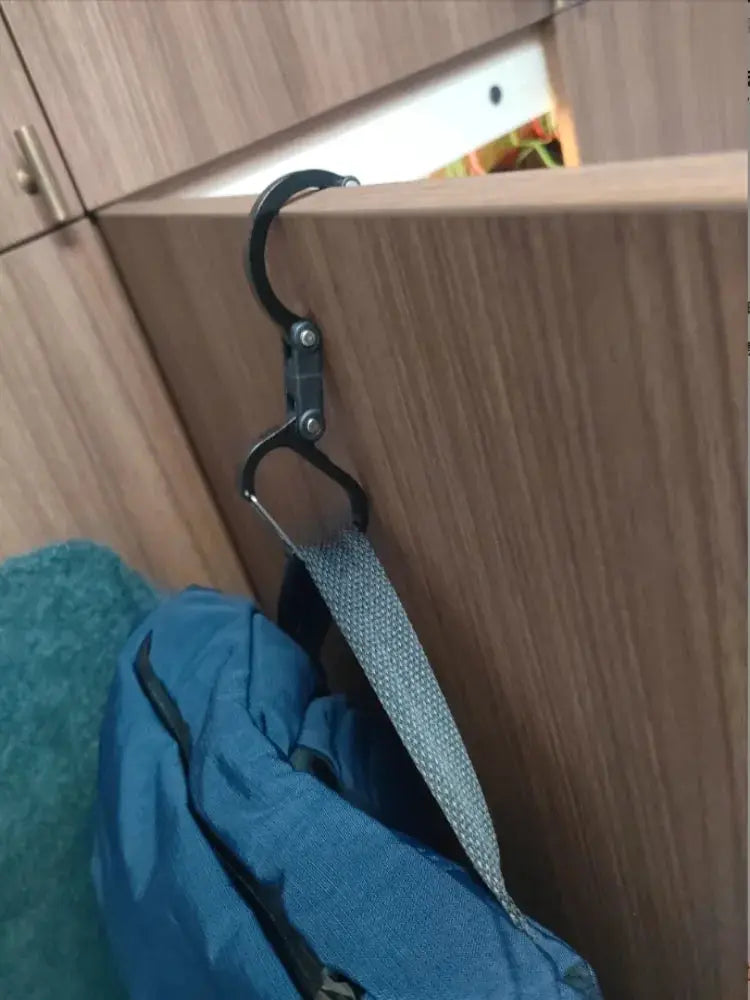 Hybrid Gear Clip rotating carabiner by Simples Market, black metal non-locking clip on blue backpack