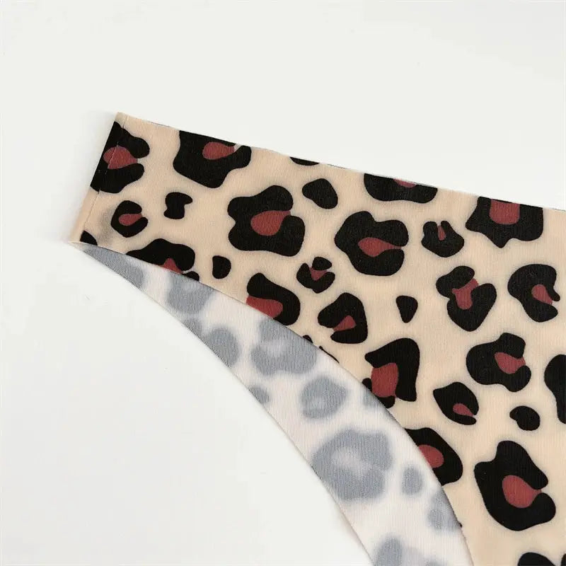 Simples Market 4-piece leopard print women’s thong set, seamless G-strings with beige base and black-spotted pattern.