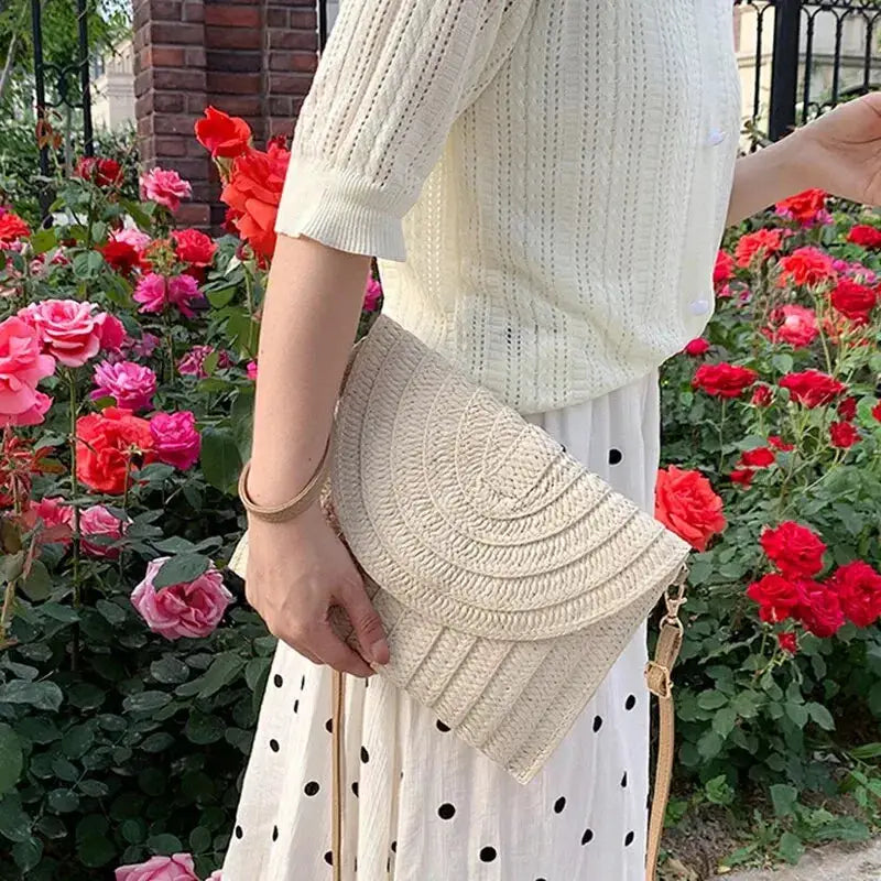 Handmade straw beach crossbody bag by Simples Market, natural beige envelope-style woven clutch