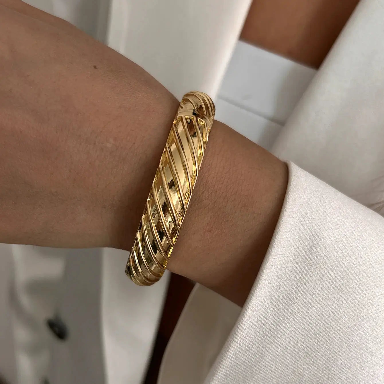 Ingemark Exaggerated Punk Smooth Heavy Metal Chunky Hip Hop Spring Bangles Gold Color Cuff Bracelet for Men and Women