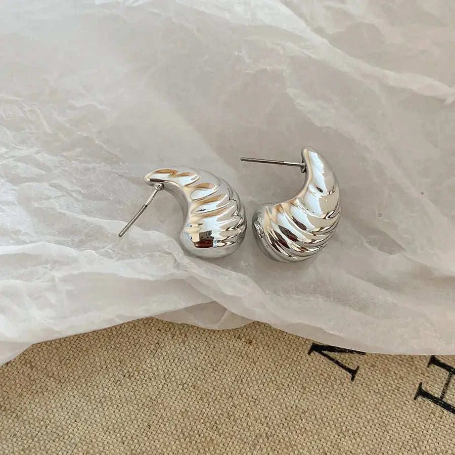 Oval acrylic stud earrings, irregular pleated silver-gold finish, unisex pair by Simples Market