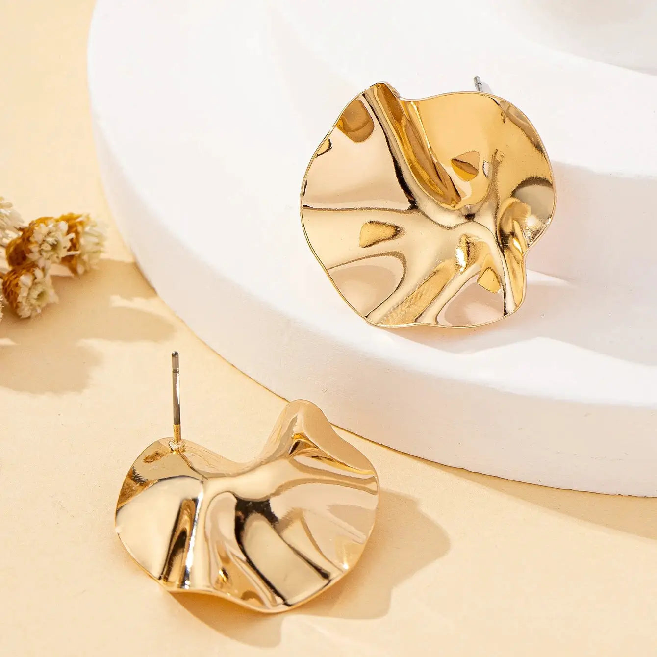 Pair of irregular round gold-tone metal stud earrings by Simples Market