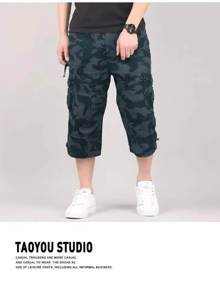 Men's camouflage cargo shorts by Simples Market, elastic waist, knee-length with multiple pockets.