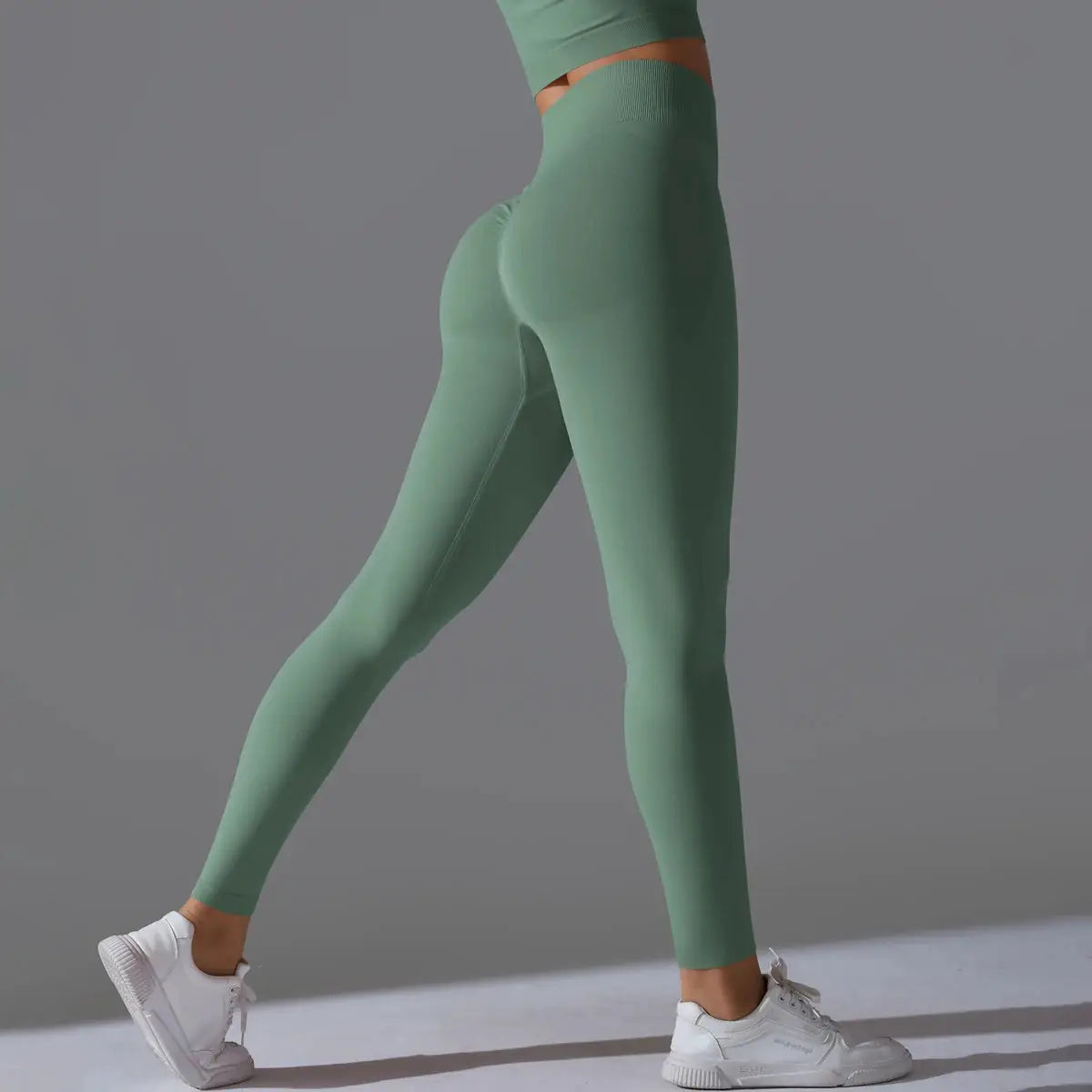 Women's seamless yoga leggings by Simples Market in green; high-waist tummy control with scrunch butt lifting.
