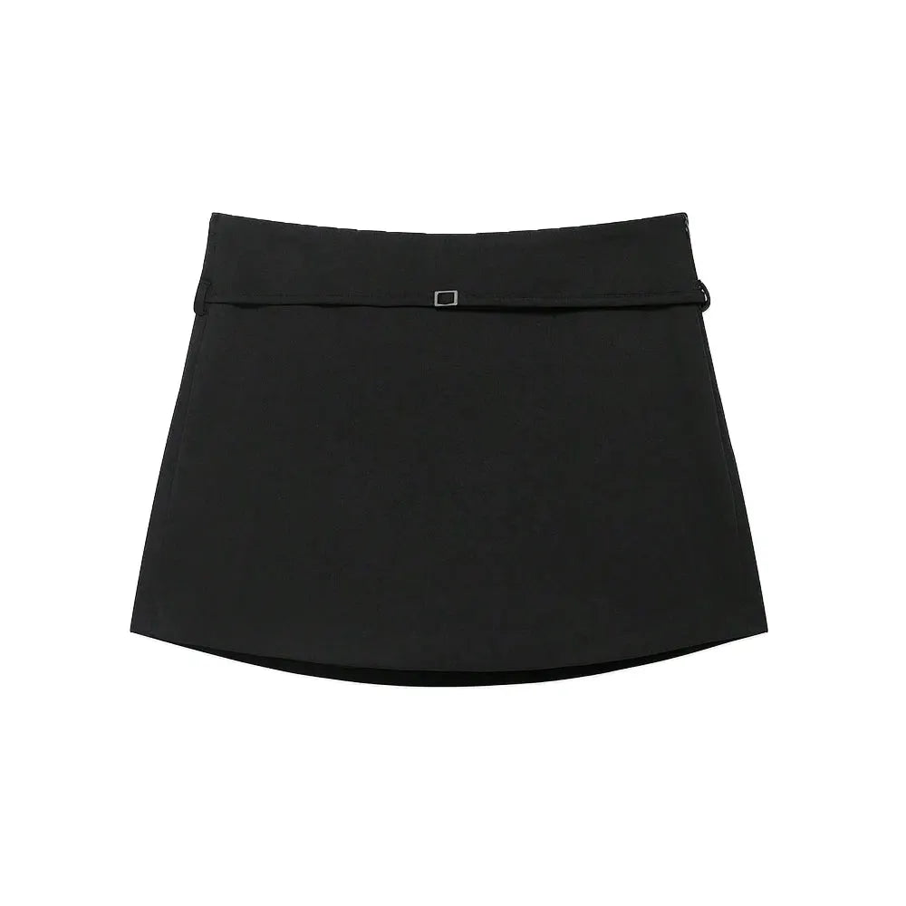 Women's black solid color skort with belt and side zipper, casual and stylish.