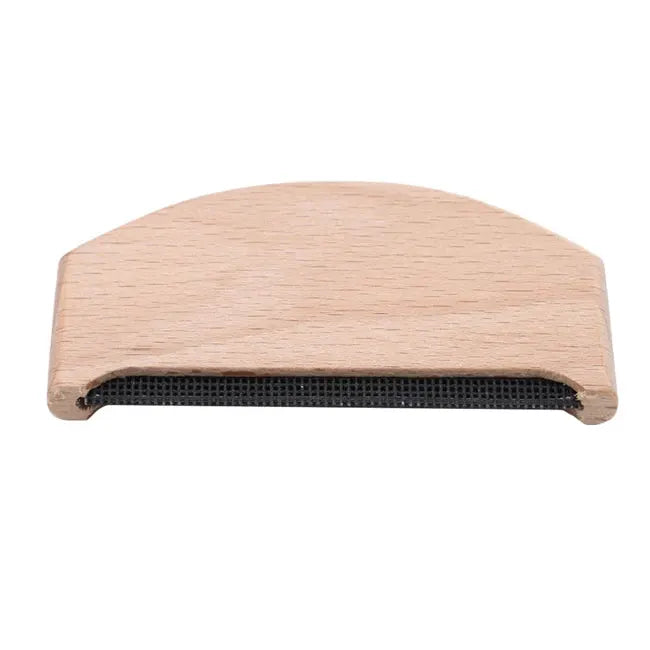 Wooden lint remover comb for sweaters by Simples Market; manual portable fabric shaver.