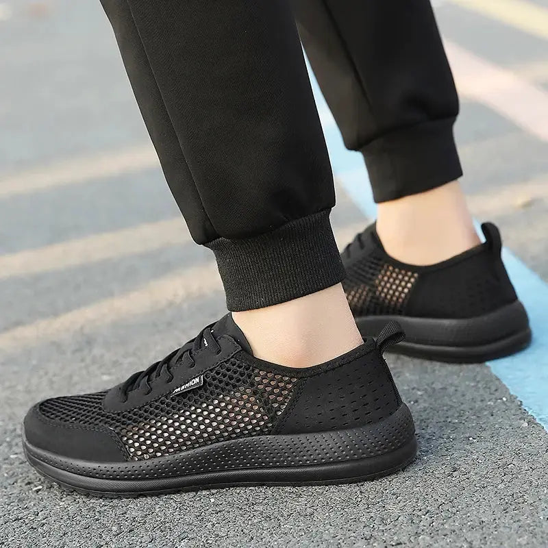Men's soft sport shoes, black breathable mesh running sneakers, lightweight