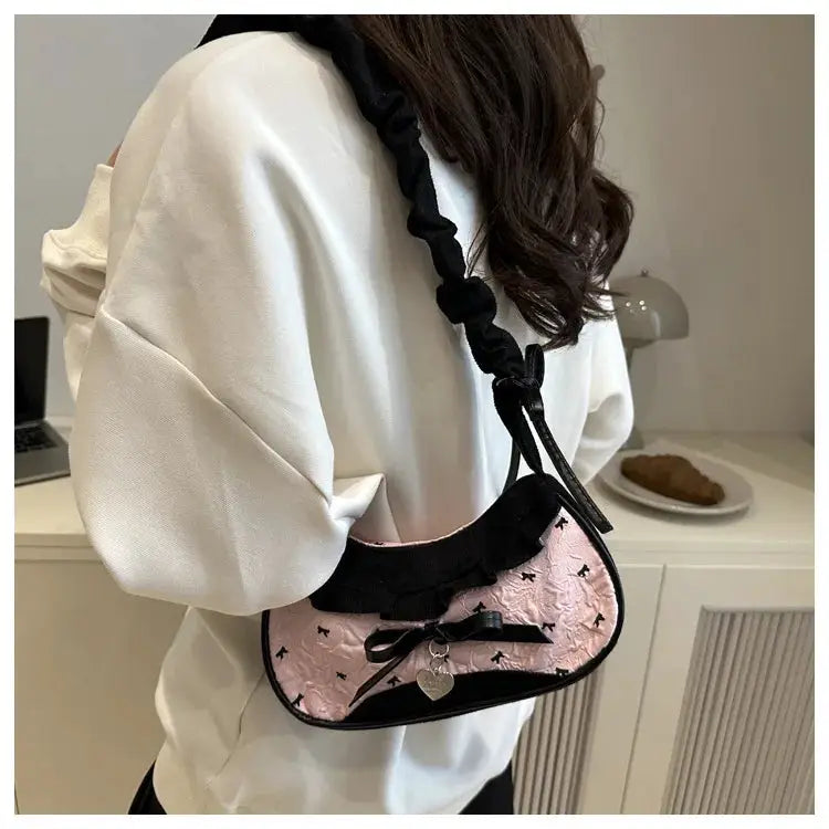 Simples Market fashion casual hand-held bag, pink quilted crossbody with black trim and heart charm
