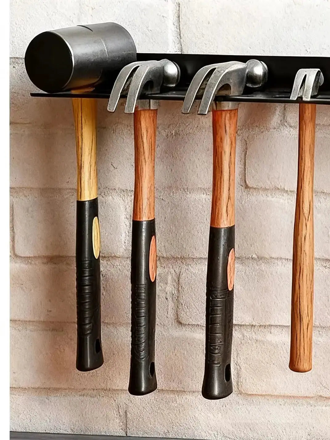 Simples Market heavy-duty wall-mounted hammer rack holding four hammers with wooden handles and metal heads
