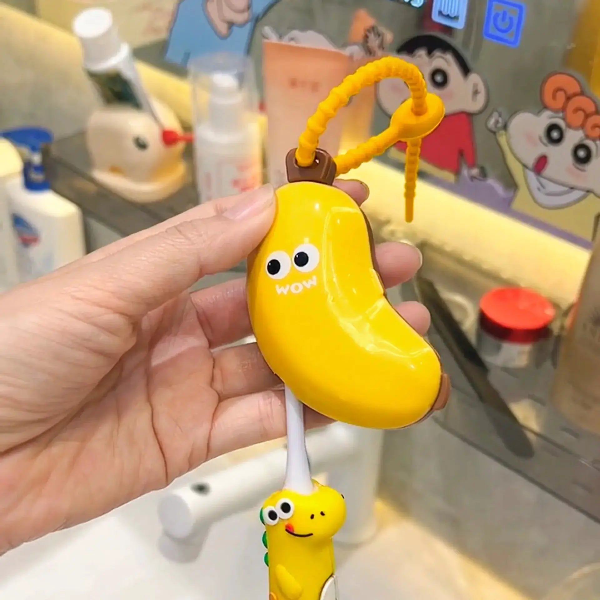 Banana-shaped toothbrush with yellow protective cap and integrated toothpaste storage, Simples Market