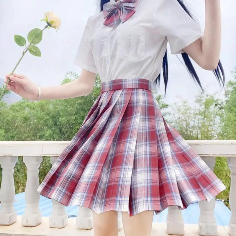 ZOKI plaid women's pleated skirt by Simples Market, red plaid pattern, high-waist schoolgirl style.