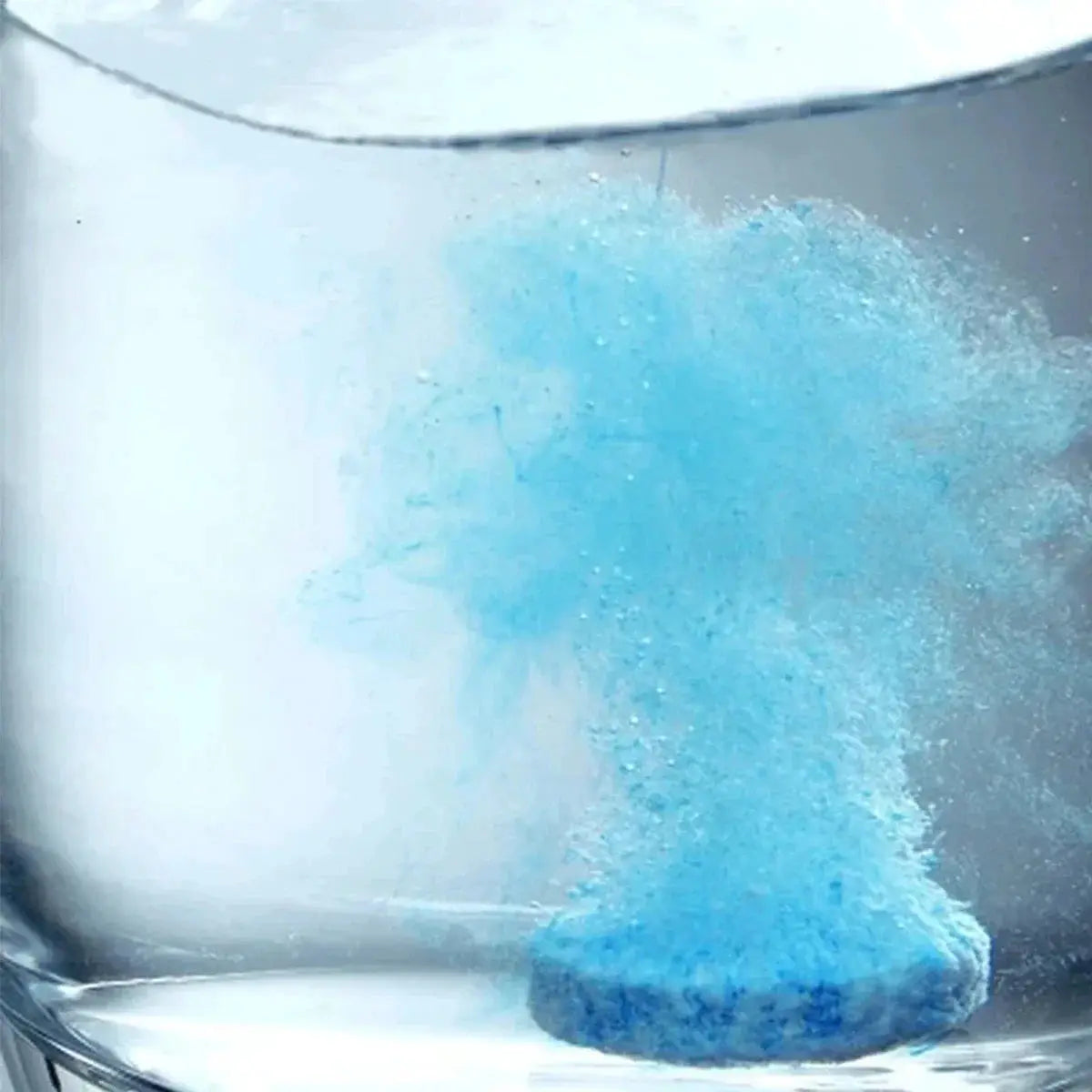 Car windshield washer tablet by Simples Market; blue dissolving in water