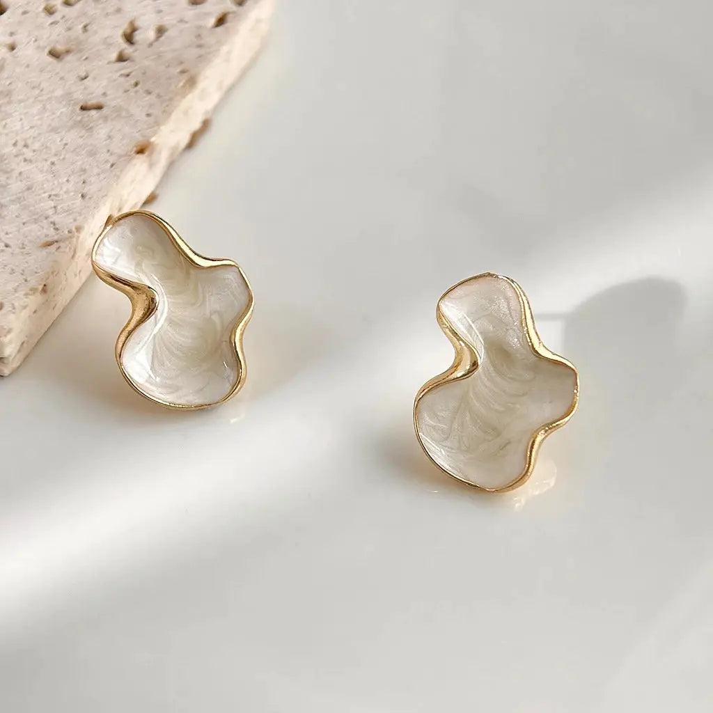 Pair of white marbled cloud stud earrings with gold-tone trim, Simples Market.