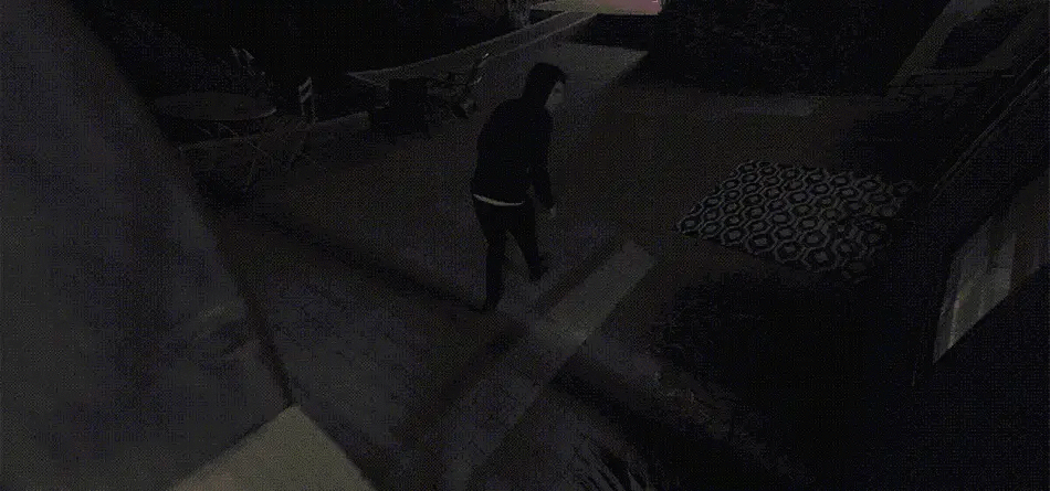 IMILAB EC4 outdoor security camera by Simples Market; 2.5K HD IP WiFi night-vision view of a person outside