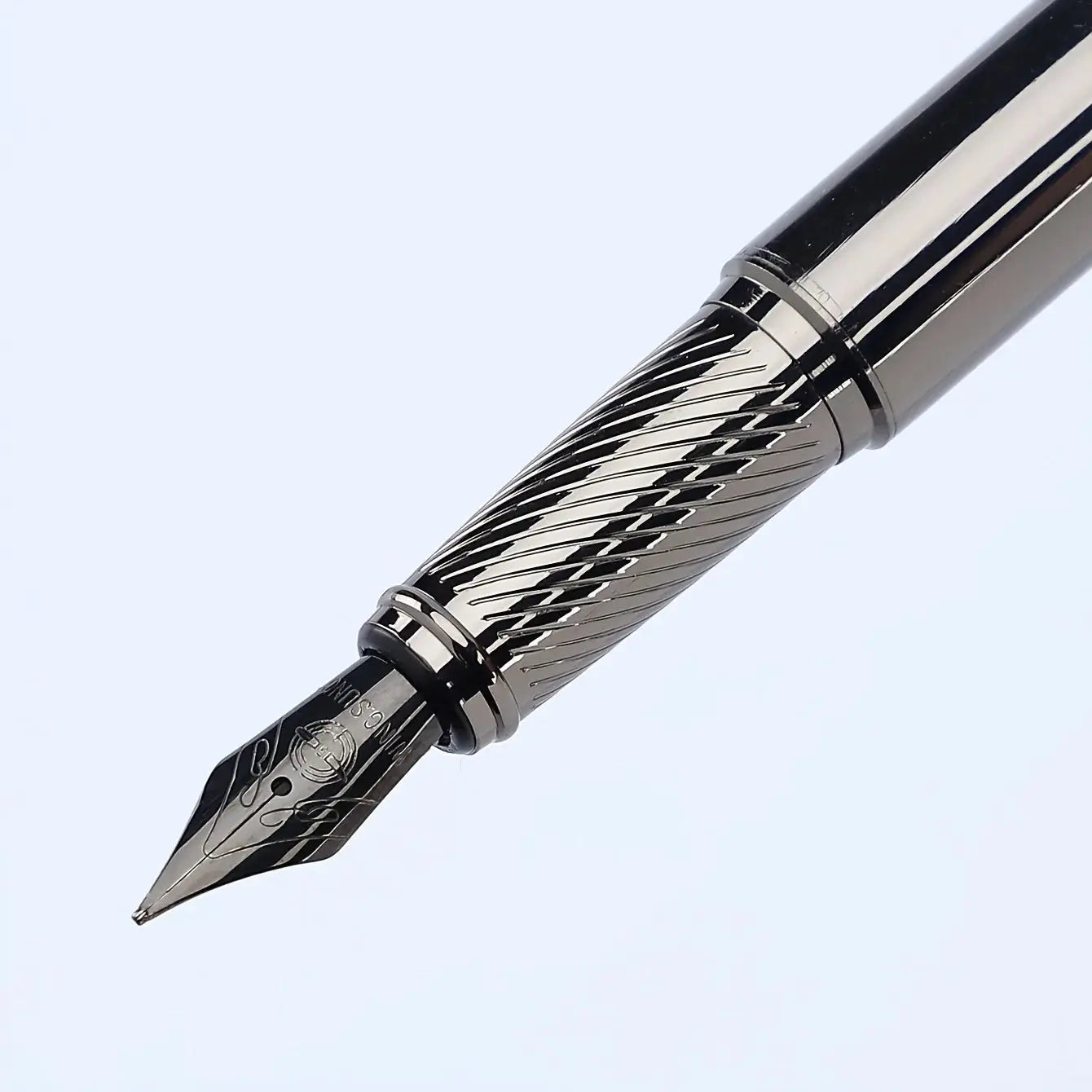 Lridium metal fountain pen by Simples Market, silver-gray body with a detailed nib