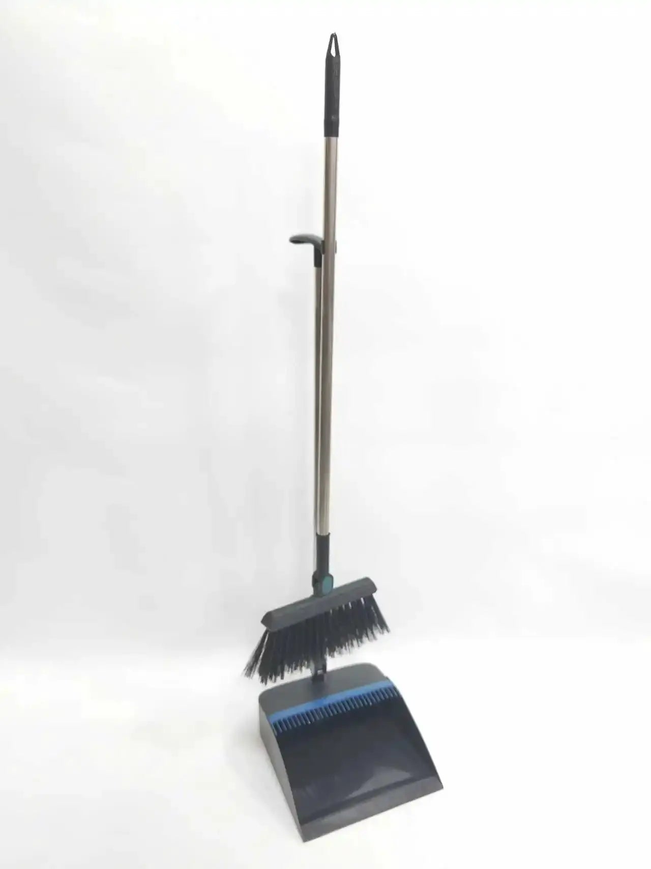Simples Market broom and dustpan set with a long metal handle, black brush head, and blue dustpan