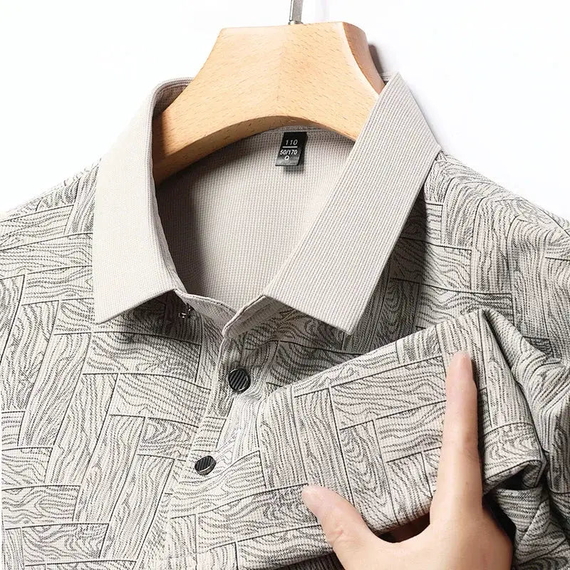 Simples Market men's printed polo shirt, grey geometric pattern with beige collar, short sleeves.