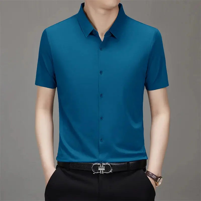 Men's short-sleeve blue solid shirt by Simples Market, business casual, no-iron fabric.