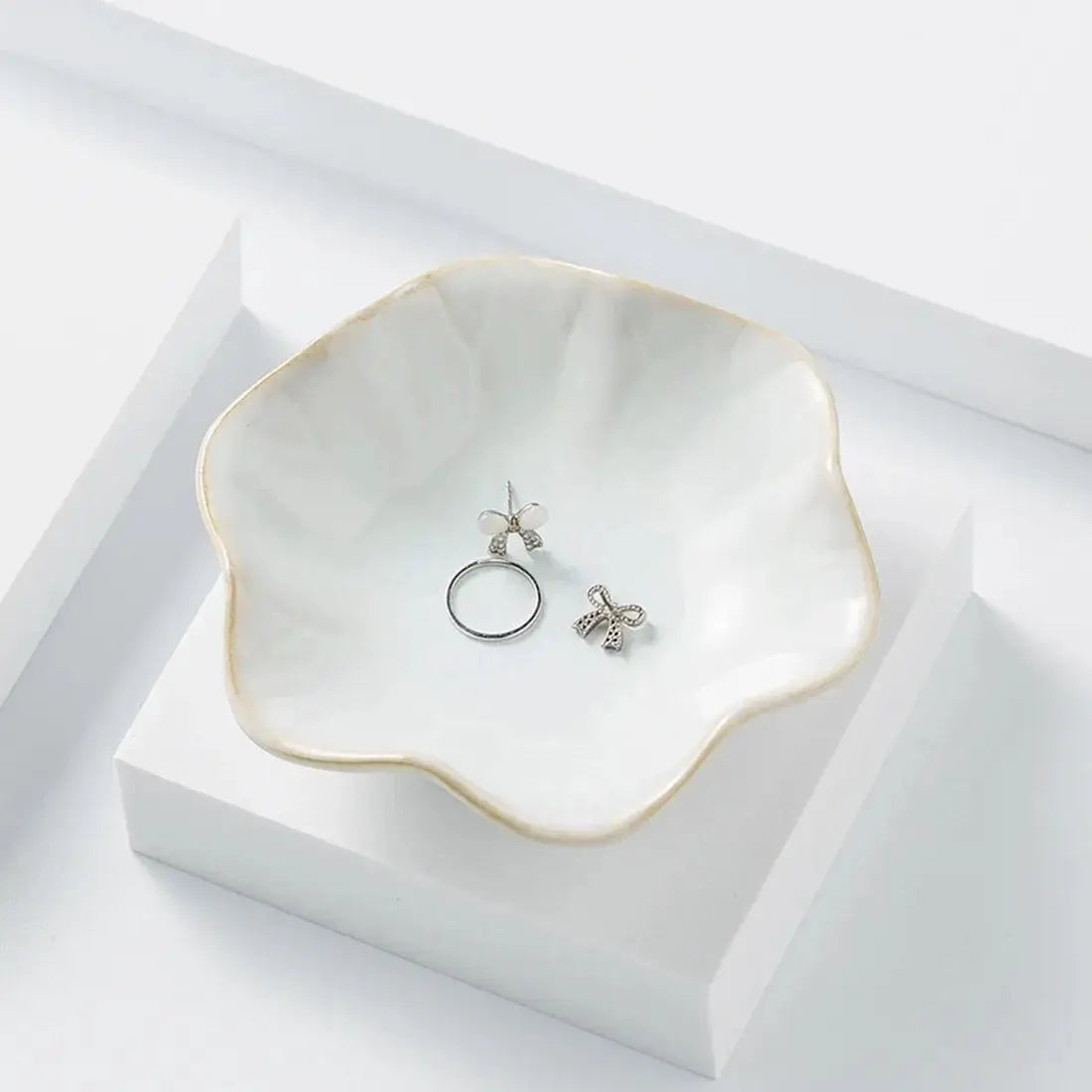 Creative Minimalist Ceramic Lotus Jewelry Tray And Snack Flavor Dish