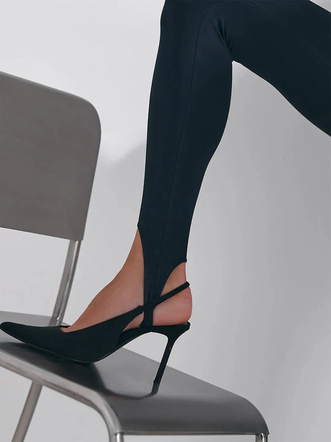 Seamless black leggings with ankle strap and high-waist, slim fit