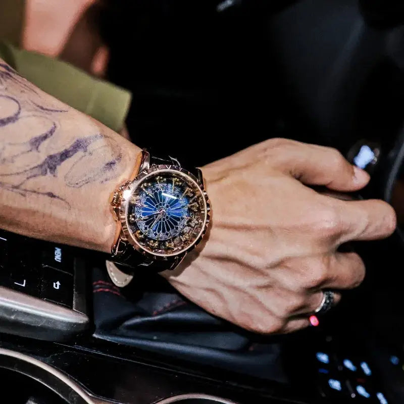 Simples Market men's quartz wristwatch with blue dial, gold-tone bezel, and brown leather strap.