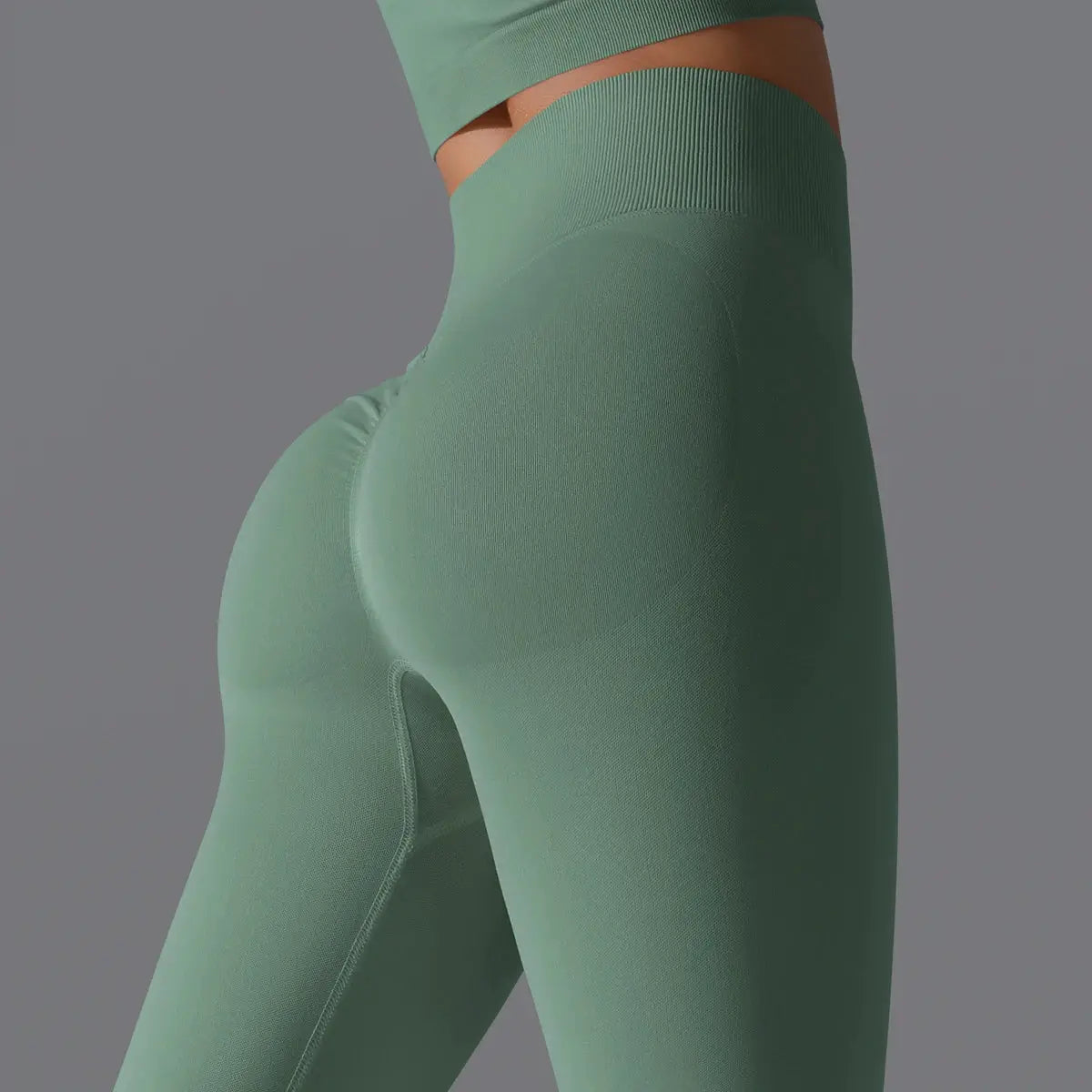 Women's seamless yoga leggings by Simples Market in green, high-waist tummy control with scrunch butt lifting.