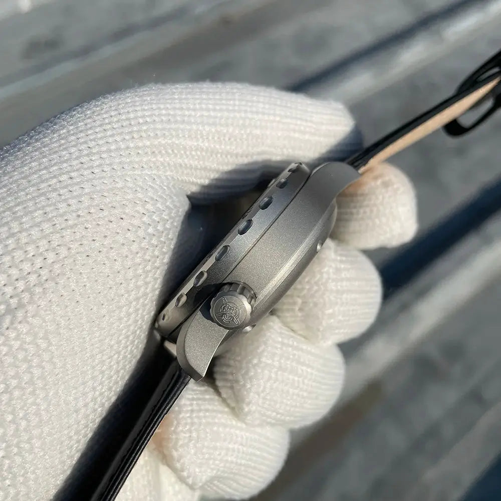 Simples Market STEELFLIER SF752 wristwatch; gray metal case, crown with logo, mechanical dive style