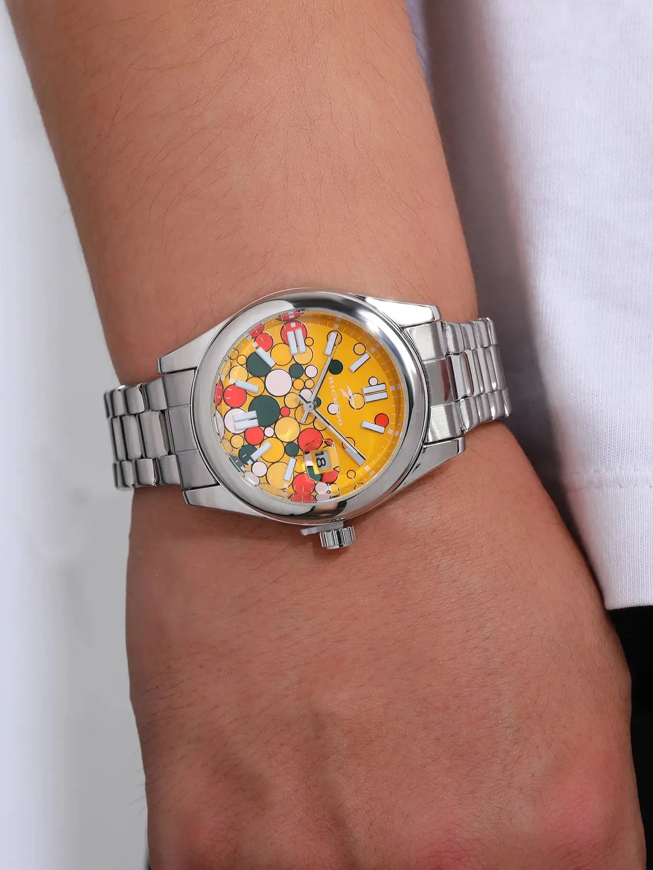 Classic men's quartz watch by Simples Market with a yellow patterned dial and stainless steel bracelet.