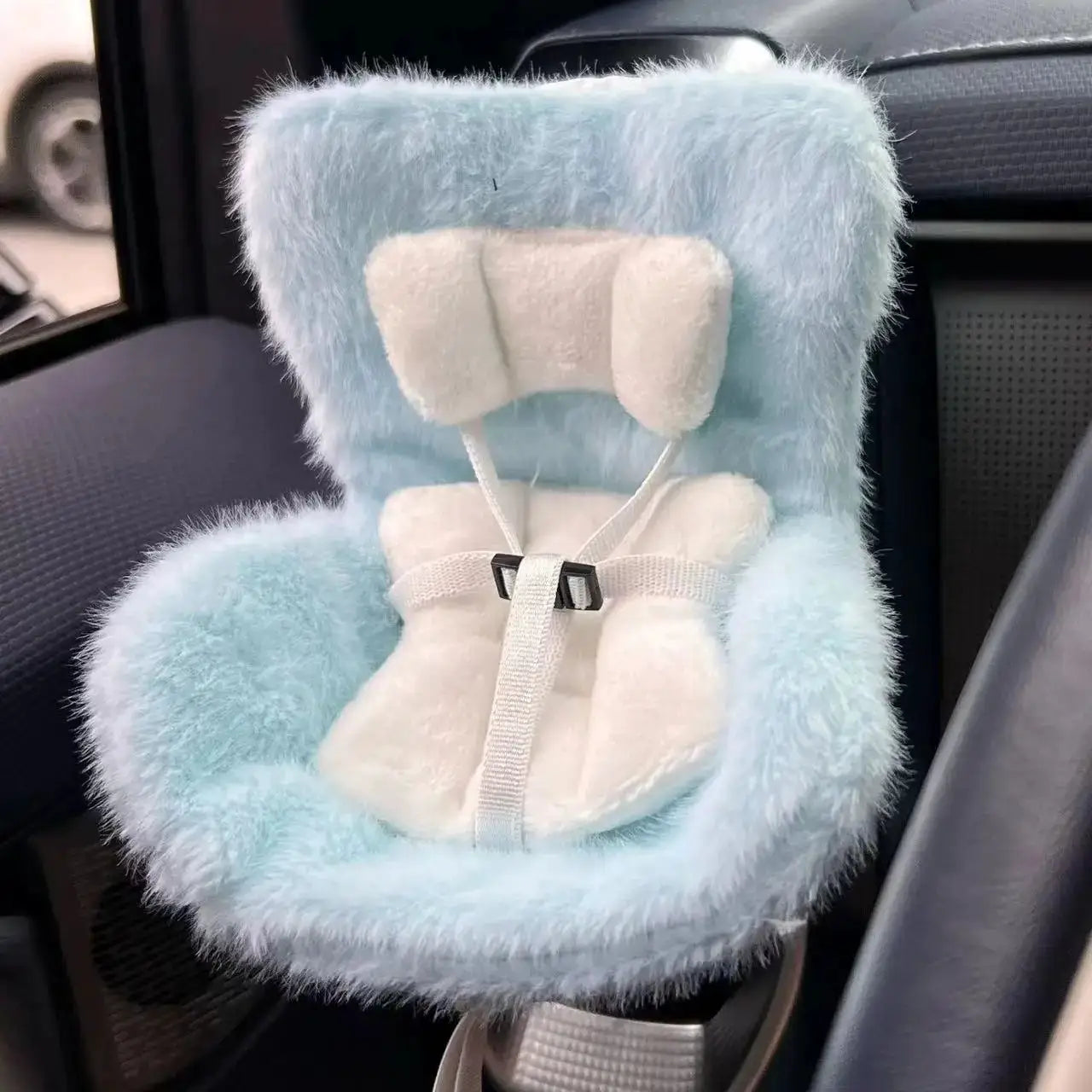 Car doll safety seat by Simples Market; light blue plush with white padding and harness, fits 17 cm dolls