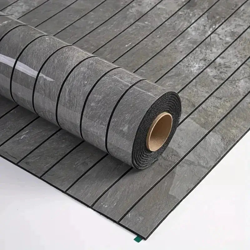 Self-adhesive wallpaper roll in gray wood-grain pattern; Simples Market SXP resin, removable and waterproof.