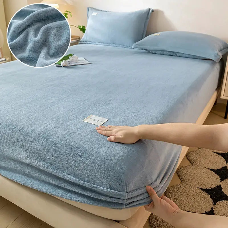 Velvet thermal mattress cover in blue plush fabric for bed 120x200