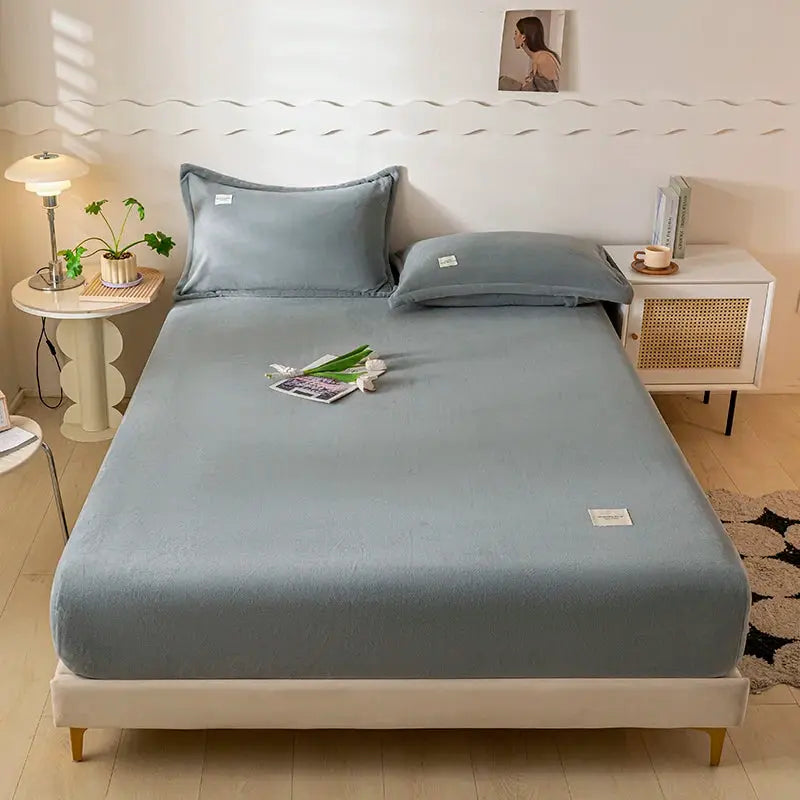 Velvet thermal mattress cover by Simples Market in blue-gray for 120x200 beds