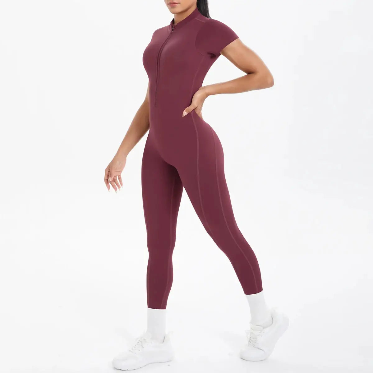Short-sleeve fitness jumpsuit, burgundy Simples Market one-piece with front half-zip for gym and yoga.