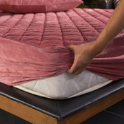 Plush thickened quilted pink crystal velvet mattress cover by Simples Market, fitted over a mattress
